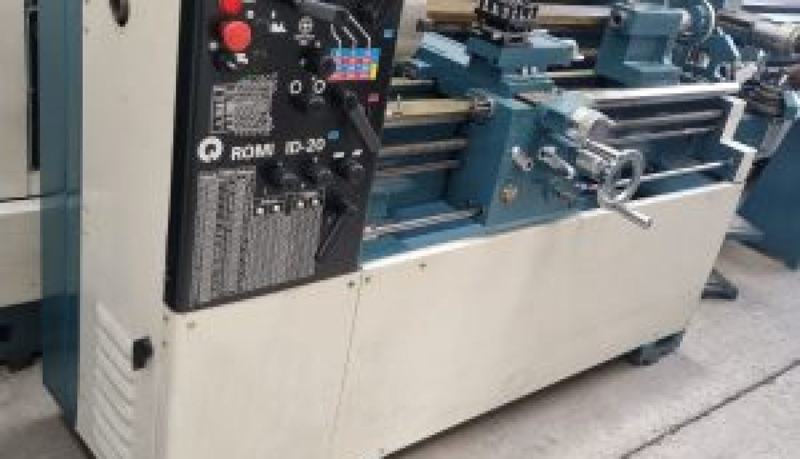 Torno Mecânico marca Romi modelo ID 20 de 1000 mm entre pontas totalmente reformado