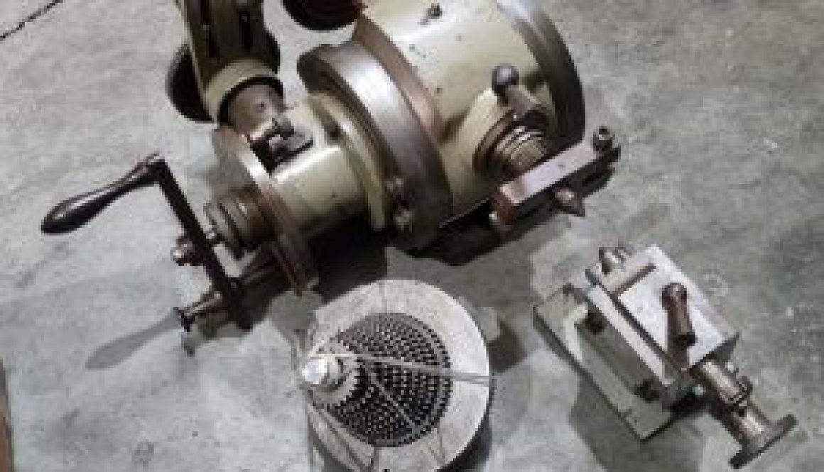 Divisor universal fabricação nacional marca Zagaza modelo DU-150 com grade, engrenagens e Contra Ponto Originais, novo