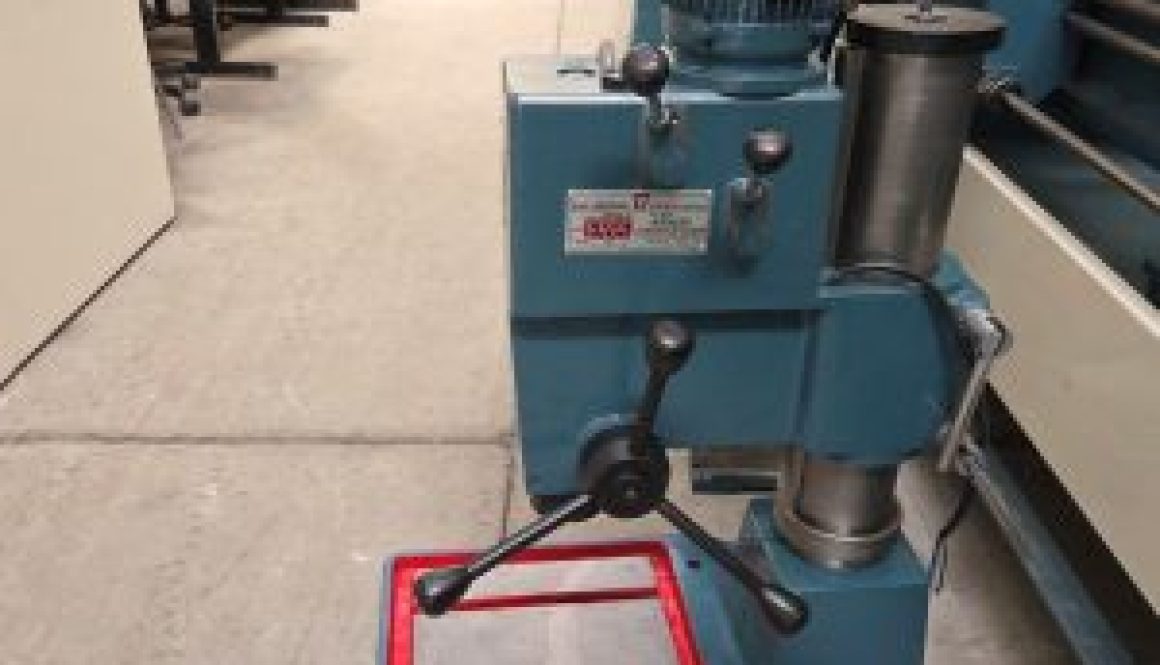 Furadeira de Bancada Engrenada marca Yadoya modelo FY-B-25 capacidade de furo 25 mm em aço, totalmente Reformada.