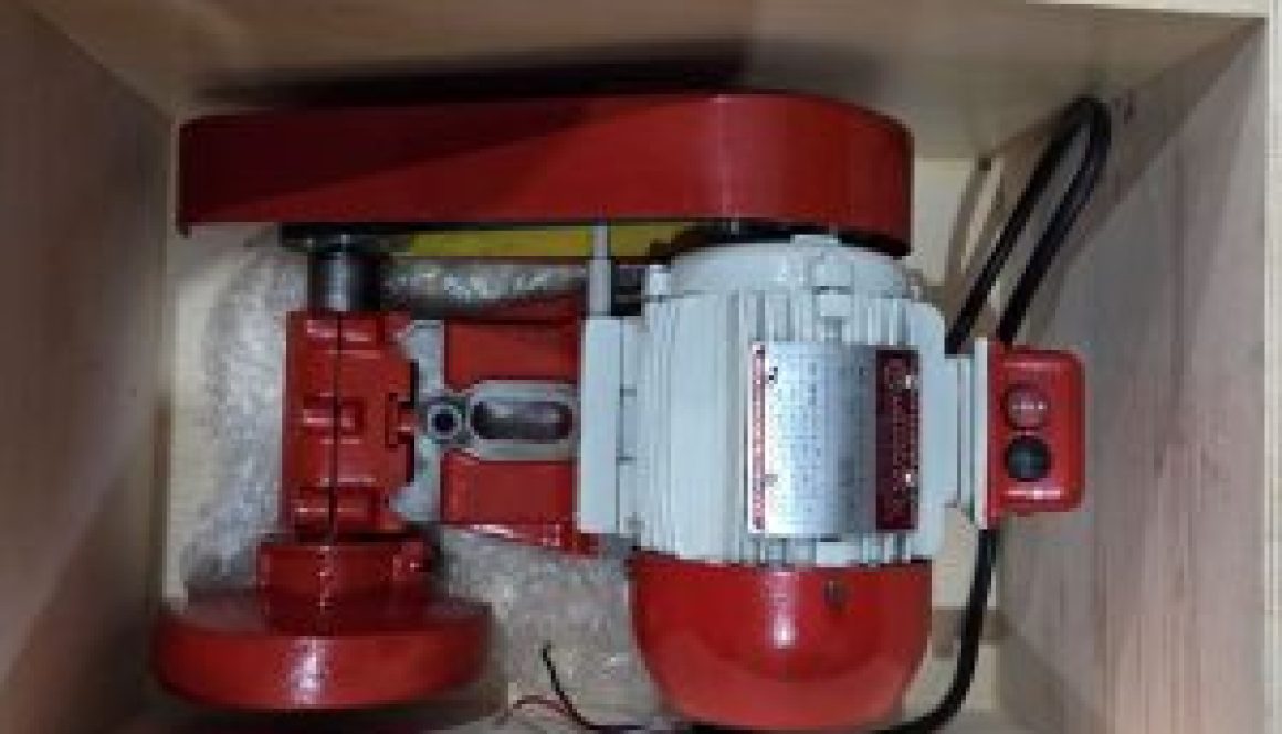 Retífica de suporte para tornos mecânicos marca Adriática modelo EXTRA RAE com motor de 0,75 CV. Máquina equipada com porta rebolos, sendo para retificar eixos e cilindros